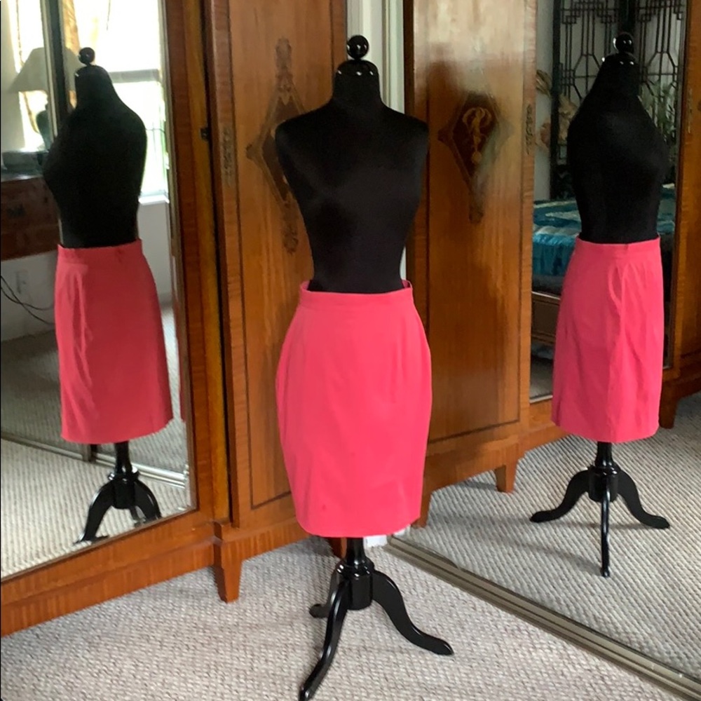 Gorgeous Louis Feraud Vintage Pencil Skirt in a Barbie pink color  Fits Sz 2-4